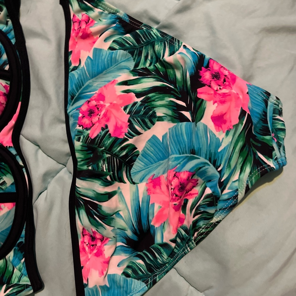Colorful bikini - Picture 4 of 4